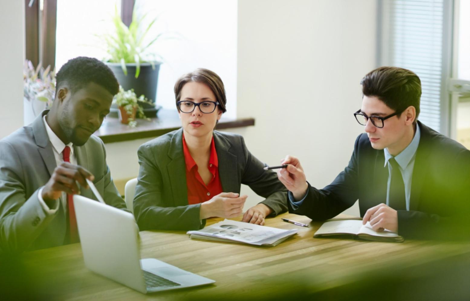 Spécialiste SEO mobile travaillant sur une analyse de site